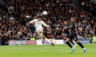2-1. Centro maravilloso de David Alaba desde la frontal del área al segundo palo, el balón llega medido a Jude Bellingham que, de un portentoso salto, remata para batir por alto a Alex Meret.