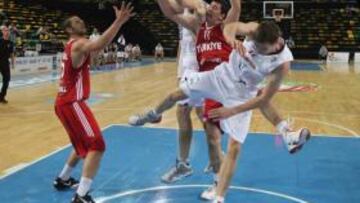 <b>GRAN DOMINIO. </b>Lorenzo, pívot del Unicaja, pelea por un rebote.