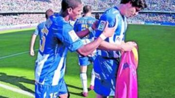 <b>FELICIDAD. </b>Albert Luque coge el capote para celebrar el 1-0 que permite soñar con Europa al Málaga.