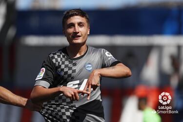 El zaguero vitoriano realizó un partido muy completo en la faceta defensiva, pero también ayudó en ataque. Fue el autor del primer gol de su equipo. 

