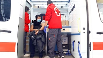 ARANJUEZ 12/11/2020.- Una mujer se vacuna de la gripe este jueves en la localidad madrileña de Aranjuez. EFE/Ballesteros