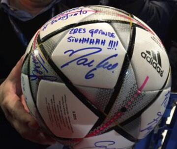 Balón firmado por todos los jugadores del Real Madrid para Cristiano Ronaldo por el hat-trick contra el Wolfsburgo que significó la remontada blanca y su pase a semifinales de la Champions League. El nuevo balón que descansará en el museo de Cristiano Ronaldo en su tierra natal.