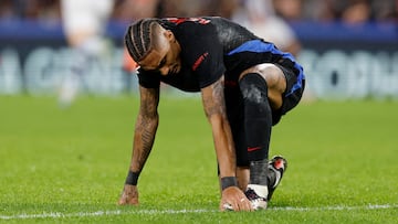 Soccer Football - LaLiga - Real Sociedad v FC Barcelona - Reale Arena, San Sebastian, Spain - November 10, 2024 FC Barcelona's Raphinha reacts after sustaining an injury REUTERS/Vincent West