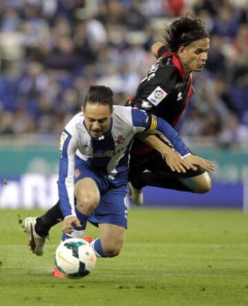 El delantero del RCD Espanyol Sergio García (i) pelea un balón con el defensa del Rayo Vallecano Zé Castro, durante el partido de Liga en Primera División que disputan esta noche en el estadio de Cornellà-El Prat, en Barcelona. 