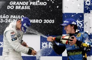 El 25 de septiembre de 2005, Fernando Alonso conquistó el primer Mundial de su carrera tras quedar tercero en el Gran Premio de Brasil. El ganador de la carrera, Juan Pablo Montoya, con Alonso en el podio.