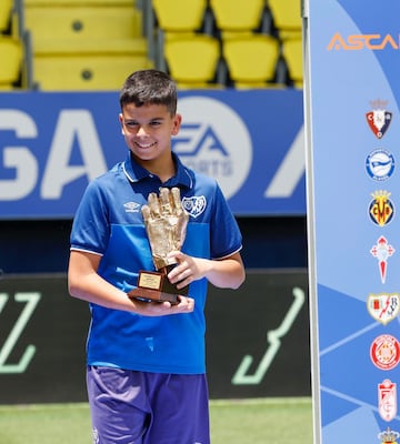 Yagüe, del Rayo Vallecano, posa con el trofeo al mejor portero de LaLiga FC Futures. 