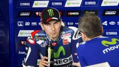 Lorenzo en su box de Sepang.