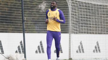 Rüdiger trota en solitario durante el entrenamiento del Real Madrid el 7 de febrero de 2024.