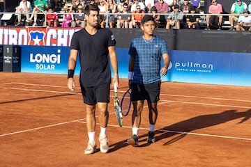 Matías Soto (derecha) y el brasileño Orlando Luz, en el Chile Open 2024.