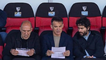 Luis García, en el centro, y dos de sus ayudantes durante el Sevilla Atlético-Real Murcia.