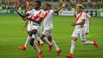 Jugadores de la selecci&oacute;n de Per&uacute; celebran la clasificaci&oacute;n al Mundial de Rusia 2018.