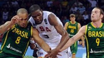 <b>VIGILANCIA ESPECIAL. </b>García y Huertas tratan de cerrarle el paso a Durant, peligro anotador de USA.