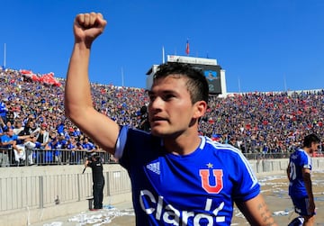 Charles Aránguiz anotó 3 goles, en 9 Superclásicos. Uno de sus partidos fue por Colo Colo, pero no anotó.