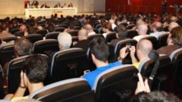 <b>EXPECTACIÓN Y NERVIOS. </b>El salón de actos Luis Aragonés de la Ciudad del Fútbol registró un llenazo en el sorteo de ayer.