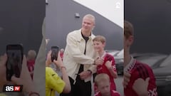 A young fan posed for a photo with Manchester City’s star Erling Haaland, but he wore the wrong attire and Haaland wasn’t having it.