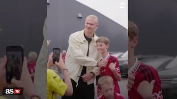 A young fan posed for a photo with Manchester City’s star Erling Haaland, but he wore the wrong attire and Haaland wasn’t having it.