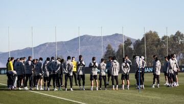 La plantilla del Celta durante la charla previa al entrenamiento del 6 de enero en la ciudad deportiva del club vigu&eacute;s.