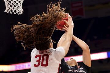 El Alamodome de Texas vibró con las semifinales del March Madness, el torneo universitario por excelencia en Estados Unidos. Sobre todo, con el Stanford-South Carolina femenino, que ganó el primer centro educativo por un punto ­(66-65) con acciones tan espectaculares como este tapón de Haley Jones sobre Brea Beal.