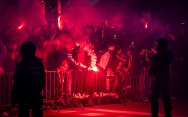 La afición del Atleti ha recibido a su equipo a su llegada al Metropolitano antes del partido de Champions contra el Real Madrid.