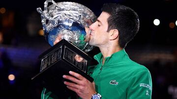 Novak Djokovic besa el trofeo Norman Brookes como campeón del Open de Australia tras ganar en la final a Dominic Thiem.