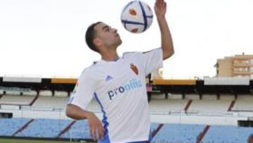 <b>EL '20'. </b>Boutahar hizo malabarismos con la pelota y saludó a unos 30 aficionados presentes.