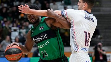 BADALONA (BARCELONA), 10/12/2023.-El jugador del Joventut Andrés Feliz y el jugador del Ombús Obradoiro Roko Badzim, durante el partido de la jornada 13 de la Liga Endesa en el Pabellón Olímpico de Badalona.- EFE/ Alejandro García
