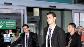 <b>DE GIRA. </b>Pablo, junto a Velasco y Maxi, a su llegada ayer al aeropuerto de Birmingham.