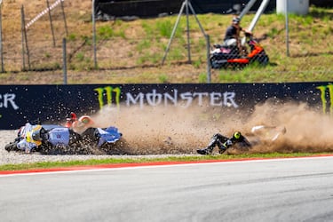 Fermín Aldeguer (BK8 Gresini Racing MotoGP) y Marco Bezzecchi (Aprilia Racing) sufren una caída durante la carrera al sprint del Gran Premio de Cataluña que se disputa en el circuito de Barcelona-Cataluña en Montmeló.