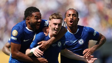 Soccer Football - FIFA Club World Cup - Final - Chelsea v Paris St Germain - MetLife Stadium, East Rutherford, New Jersey, U.S. - July 13, 2025 Chelsea's Cole Palmer celebrates scoring their second goal with Reece James and Joao Pedro REUTERS/Hannah Mckay