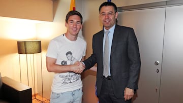 Messi con Bartomeu durante su renovaci&oacute;n con el Barcelona en 2014.