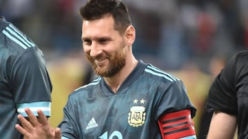 Argentina&#039;s forward Lionel Messi greets a fan following the friendly football match between Brazil and Argentina at the King Saud University stadium in the Saudi capital Riyadh on November 15, 2019. (Photo by Fayez Nureldine / AFP)