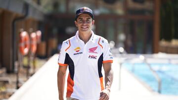 Marc M¨¢rquez habla con su equipo Honda sobre su recuperaci¨®n.