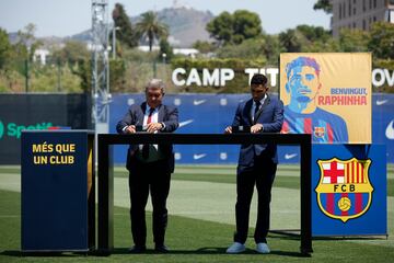 El extremo brasileño ha sido presentado como nuevo jugador del Barcelona junto a Joan Laporta en la Ciutat Esportiva Joan Gamper.