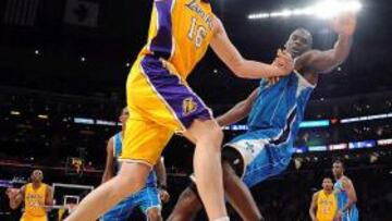 <b>CAMBIO. </b>Gasol en un partido contra los Hornets, donde podría racalar, con Paul y Bryant de fondo.