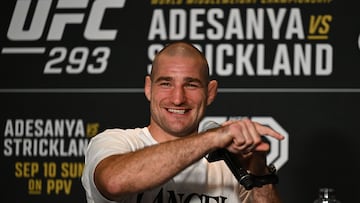 El campeón del peso medio Sean Strickland en una rueda de prensa.