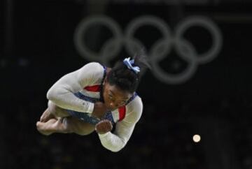 La estadounidense fue captada mientras competía en la final individual de barra, en Río 2016. Recuento gentileza de El País.