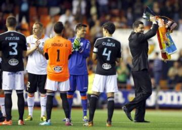 El capitán del Valencia Basket, Rafa Martínez, sale al campo levantando la Eurocopa que ha ganado el equipo.