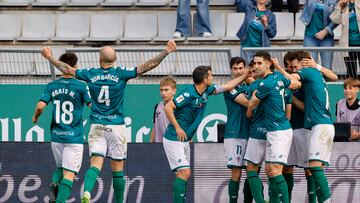 FERROL, 26/05/2024.- Los jugadores del Racing Ferrol celebran el gol del empate ante el Legan¨¦s durante el encuentro de la jornada 41 de LaLiga Hypermotion que Racing de Ferrol y Legan¨¦s disputan hoy domingo en el estadio de A Malata, en Ferrol. EFE/Kiko Delgado