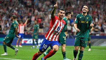 Atletico Madrid's Argentinian forward #10 Angel Correa celebrates scoring his team's first goal during the Spanish Liga football match between Club Atletico de Madrid and Cadiz CF at the Metropolitano stadium in Madrid on October 1, 2023. (Photo by JAVIER SORIANO / AFP)