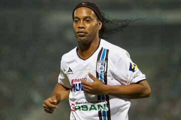 Ronaldinho jugó en la Liga MX con el Querétaro, aunque ya había visitado México con el Barcelona en el 2004 y con Brasil en el 2011. Con los Gallos Blancos llegó a una final que perdió frente al Santos Laguna.