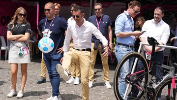 Vincenzo Nibali golpea un balón del Nápoles en los minutos previos a la salida de la sexta etapa del Giro 2023.