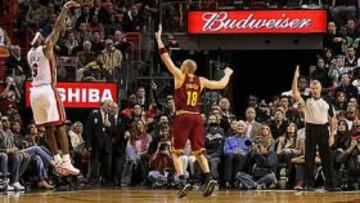 <b>UN EX CRUEL. </b>LeBron James volvió a castigar a los Cavaliers, su antiguo equipo, esta vez en Miami.