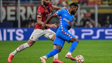 Lemar controla el balón durante el partido contra el Milan.