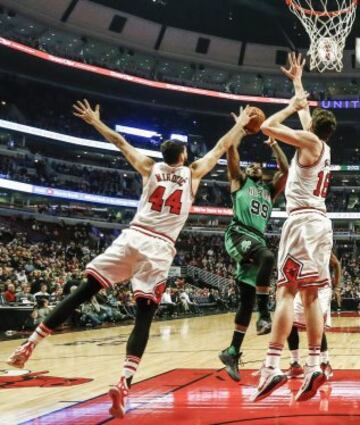 Jae Crowder ante Pau Gasol y Nikola Mirotic.