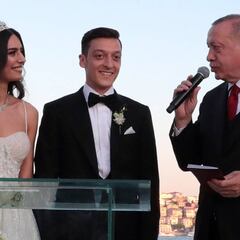 Özil se casa y por ello financia las operaciones de 1.000 niños y dona comida a 16.000 pobres