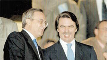 <b>PADRE BLANCO</B>. José María Aznar López, en la foto con Florentino Pérez, es hincha del Madrid.