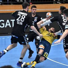 Bidasoa resuelve en defensa y Valladolid rompe la maldición