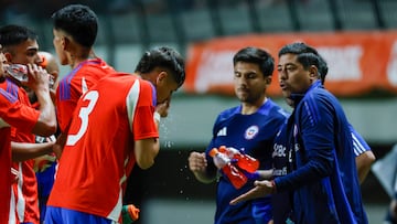 Futbol, Chile vs Argentina.
Partido amistoso categoria sub 20.
El entrenador de la seleccion chilena Nicolas Cordova es fotografiado durante un partido amistoso de la categoria sub 20 contra Argentina disputado en el estadio Nicolas Chahuan de La Calera, Chile.
17/01/2025
Andres Pina/Photosport
Football, Chile vs Argentina.
U-20 friendly match.
Chile’s manager Nicolas Cordova is pictured during a U-20 friendly match against Argentina at the Nicolas Chahuan stadium in La Calera, Chile.
17/01/2025
Andres Pina/Photosport