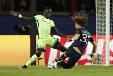 Bacary Sagna hizo penalti a David Luiz.