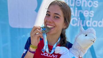 Carla Martin con la medalla de oro de los World Skate Games 2022 de Argentina. 